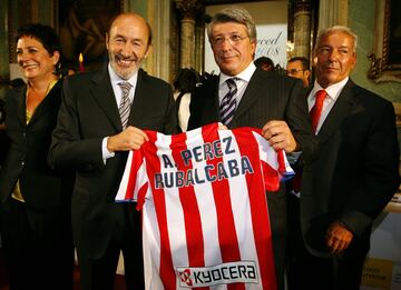 En 2008 en la entrega de la Medalla al Merito Social a la Fundación Atlético de Madrid con Enrique Cerezo.
 

