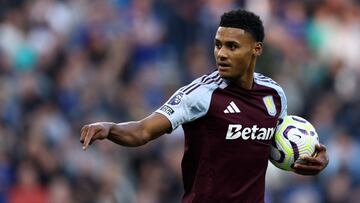 Aston Villa's English striker #11 Ollie Watkins celebrates after scoring his second goal during the English Premier League football match between Aston Villa and Everton at Villa Park in Birmingham, central England on September 14, 2024. (Photo by Darren Staples / AFP) / RESTRICTED TO EDITORIAL USE. No use with unauthorized audio, video, data, fixture lists, club/league logos or 'live' services. Online in-match use limited to 120 images. An additional 40 images may be used in extra time. No video emulation. Social media in-match use limited to 120 images. An additional 40 images may be used in extra time. No use in betting publications, games or single club/league/player publications. /