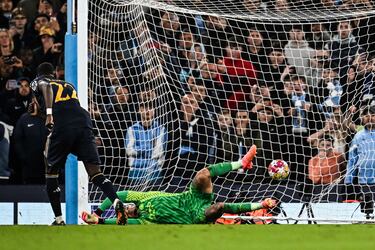 Antonio Rüdiger lanza el décimo de la tanda, con la pierna derecha, raso y ajustado al palo de la portería de Ederson.