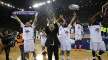 ARROPADO. Pablo Laso celebra junto a Maciulis, Campazzo, Bourousis, Llull, Slaughter y Rivers el t&iacute;tulo de Copa del Rey conquistado por el Madrid el pasado domingo.
 