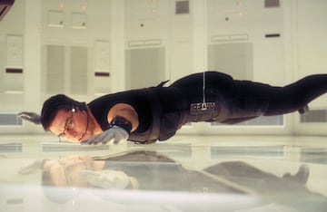 A sus casi 63 a?os Tom Cruise es incombustible. Es el protagonista y productor absoluto de la saga 'Misi¨®n Imposible', cuya ¨²ltima entrega se ha estrenado recientemente. Es conocido por ser un amante del riesgo y por hacer sus propias escenas peligrosas. Da igual si es tirarse de un avi¨®n a miles de kil¨®metros de altura o conducir una moto que salte por los aires sin control. Al margen de 'Misi¨®n Imposible', tambi¨¦n ha ejercido de h¨¦roe de acci¨®n en 'Top Gun', 'Jack Reacher', 'Al filo del ma?ana', 'Oblivion'...