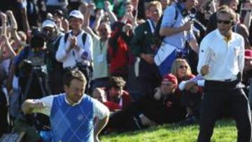 <b>MOMENTO INOLVIDABLE. </b>Graeme McDowell se asegura la victoria ante Mahan y la Ryder Cup en el hoyo 17. Sergio García, McIlroy y Kaymer lo celebran con euforia.