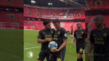 Santiago Giménez se llevó el balón del hat-trick frente al Ajax a su casa