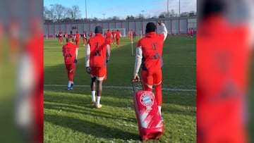 En la sesión de entrenamiento del equipo bávaro, Alphonso Davies ingresó a la cancha y puso a sonar “La promesa”, el tema musical estrenado por Lucho, aportando un ambiente colombiano a la práctica.