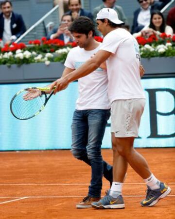 El tenista español Rafa Nadal y el torero Cayetano Rivera, durante el Charity Day, un acto solidario que une a tenistas y famosos para recaudar fondos, dentro de la XV edición del Mutua Madrid Open que se inicia hoy en la Caja Mágica de Madrid. 