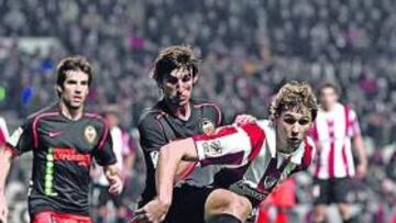 <b>DIFÍCIL DE PARAR. </b>Angulo trata de impedir el avance de Llorente, que también es vigilado de cerca por Albelda.