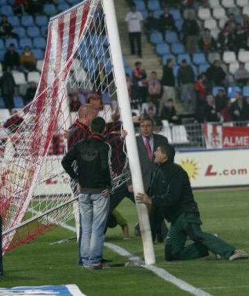 Los operarios ajustan las porterías a su medida correcta.