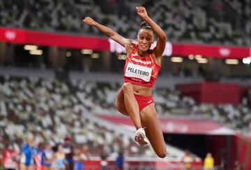 El próximo Mundial de atletismo se celebrará en Eugene, el estado de Oregón, del 15 al 24 de julio y será el primero de la historia en territorio estadounidense. Tendrá un escenario excepcional, el mítico y recientemente renovado estadio Hayward Field, la 'casa de Nike'. Eso sí, tal catedral del deporte no verá pasar a los maratonianos, que tendrán la salida y meta en el Bulevar Martin Luther King, junto a Alton Baker Park. Pese a ser año postolímpico, celebrarse en EE UU y estar tan vinculado a la famosa firma de ropa y calzado deportivo asegura la presencia de los mejores atletas del mundo y su concienzuda preparación para llegar en la mejor forma posible en busca de resultados. Gran oportunidad de ver de nuevo en pista a fabulosos atletas como Kaster Warholm, Sifan Hassam, Ryan Crouser, Yulimar Rojas, Joshua Cheptegei, Eliud Kipchoge, Faith Kipyegon, Sydney McLaughlin, 'Mondo' Duplantis, Elaine Thompson-Herah, Jakob Ingebrigtsen, Athing Mu, Erriyon Knighton, Mutaz Essa Barshim , Gianmarco Tamberi... o toda la pléyade de atletas españoles con Ana Peleteiro, Orlando Ortega, Mar Juárez, Ouassim Oumaiz, Marta Pérez, Jesús Gómez, Javier Cienfuegos, María Vicente o Fernando Carro, entre otros, al frente.