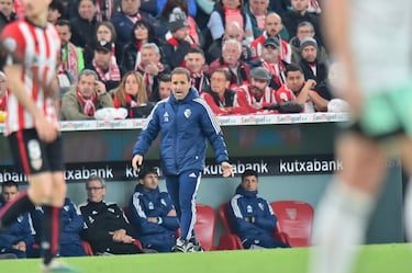 Jagoba Arrasate atento a las evoluciones del partido en su área técnica.