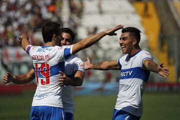 El jugador de Universidad Catlica Jose Pedro Fuenzalida celebra despues de convertir un gol contra Universidad Catlica durante el partido de primera division realizado en el estadio Monumental de 