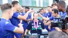 Rosa M&aacute;rquez es homenajeada por los jugadores del Betis. 