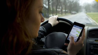 La DGT propone quitar 6 puntos de carné por usar WhatsApp conduciendo