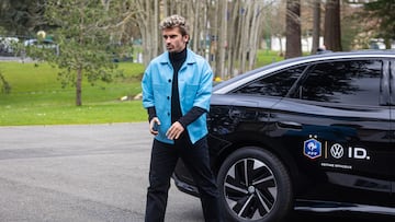 Griezmann, a la llegada de la concentraci¨®n de la selecci¨®n francesa este lunes.