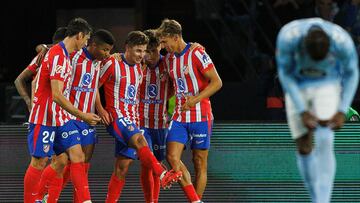 Los jugadores del Atlético celebran el gol de Julián al Celta.