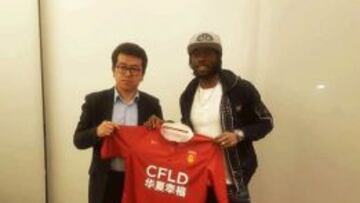 Gervinho, posa con la camiseta del Hebei.