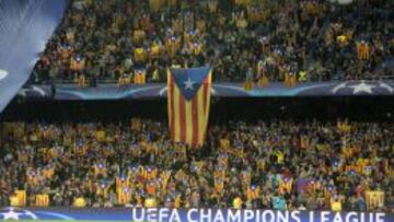 Esteladas durante el partido entre el Barcelona y el Bate.