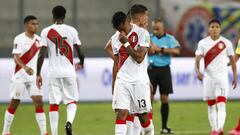 Renato Tapia durante un partido contra Colombia.