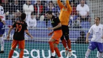 <b>ACOSO LOCAL. </b>El Tenerife mandó desde el principio con este remate que terminaría deteniendo el meta César.