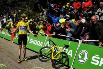 El líder del Tour de Francia sale corriendo tras sus rivales