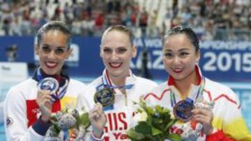 De izquierda a derecha, la española Ona Carbonell (plata), la rusa Svetlana Romashina (oro) y la china Wenyan Sun (bronce).