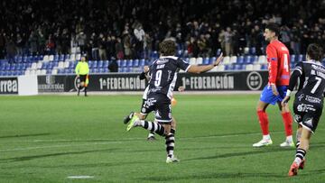 Slavy festeja su gol en el Reina Sof¨ªa.