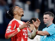 Bayern Munich's French midfielder #17 Michael Olise reacts next to German referee Daniel Siebert (R) during the UEFA Champions League quarter final first leg football match between Real Madrid CF and FC Bayern Munich at Santiago Bernabeu Stadium in Madrid on April 7, 2026. (Photo by Oscar DEL POZO / AFP)