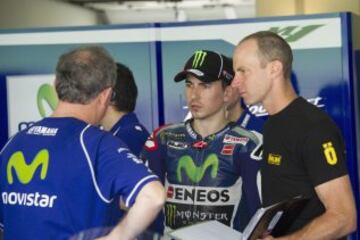 Jorge Lorenzo charla con miembros de su equipo. 