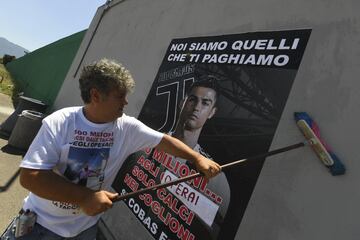 Continúan las protestas en contra del fichaje de Cristiano Ronaldo por parte de la Juventus de Turín. Ahora son los ex trabajadores de Fiat en Nápoles los que ha salido a la calle y han realizado una pegada de carteles. 