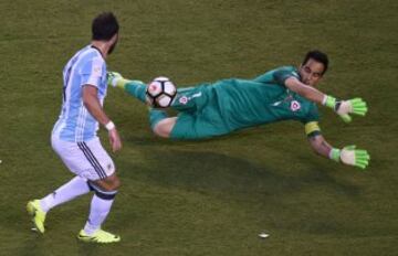 Gonzalo Higuaín dispara ante la salida de Claudio Bravo.