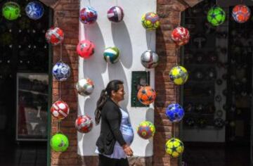 Balones colgados de los balcones, la estatua de un balón en la plaza del pueblo, un museo del balón, 20 fábricas de balones... está claro de qué vive el pequeño pueblo colombiano de Monguí.