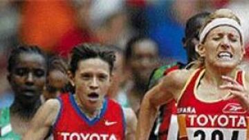 <b>ESFUERZO COMPENSADO.</B> Marta Domínguez atacó en la última media vuelta y dejó sin resuello a la rusa Yelena Zadorozhnaya (dorsal 958).