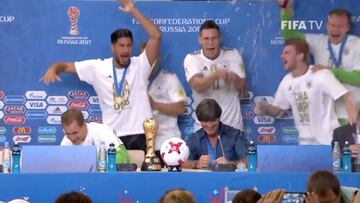 ¡Alemanes bañaron en cerveza a su DT en plena conferencia!
