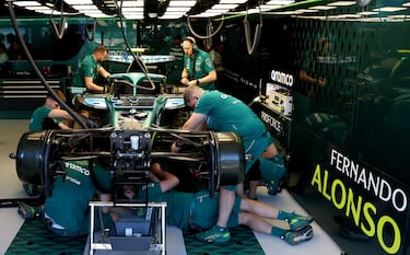 Los mecánicos trabajan en el coche de Fernando Alonso de Aston Martin durante la práctica.