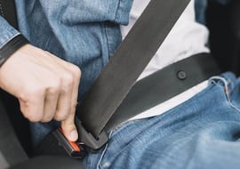 El diminuto botón del cinturón de seguridad que nunca miras: ¿alguna vez te has preguntado para qué sirve?