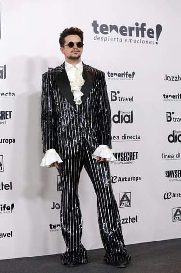 Lasso posando en la alfombra verde de los Premios Dial 2023.