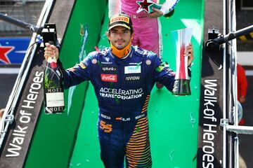 Domingo de locos en Monza. Carlos Sainz era segundo con todas las de la ley, por detr芍s de Hamilton tras una gran clasificaci車n y luciendo un ritmo imponente con McLaren. Un coche de seguridad por aver赤a de Magnussen cerr車 el pit lane, el ingl谷s par車 y fue penalizado. Instantes m芍s tarde, un fuerte accidente de Leclerc forz車 la bandera roja y todos a volver a empezar con un agraciado: Pierre Gasly era l赤der porque pudo parar segundos antes de que estuviera prohibido. Sainz, quien deb赤a haber estado delante, tuvo que remontar hasta la segunda posici車n (pas車 a Stroll o Raikkonen), pero en una persecuci車n ag車nica no pudo con el Alpha Tauri. Gasly gan車 su primera carrera en F1 y dio una alegr赤a a Francia, que no venc赤a desde 1996. Y Sainz subi車 al podio segundo, pero consciente de la victoria que se le hab赤a escapado.