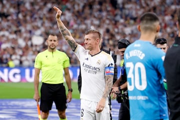 Toni Kroos, recibe el reconocimiento de los jugadores de ambos equipos y aficionados en el estadio Santiago Bernabéu.