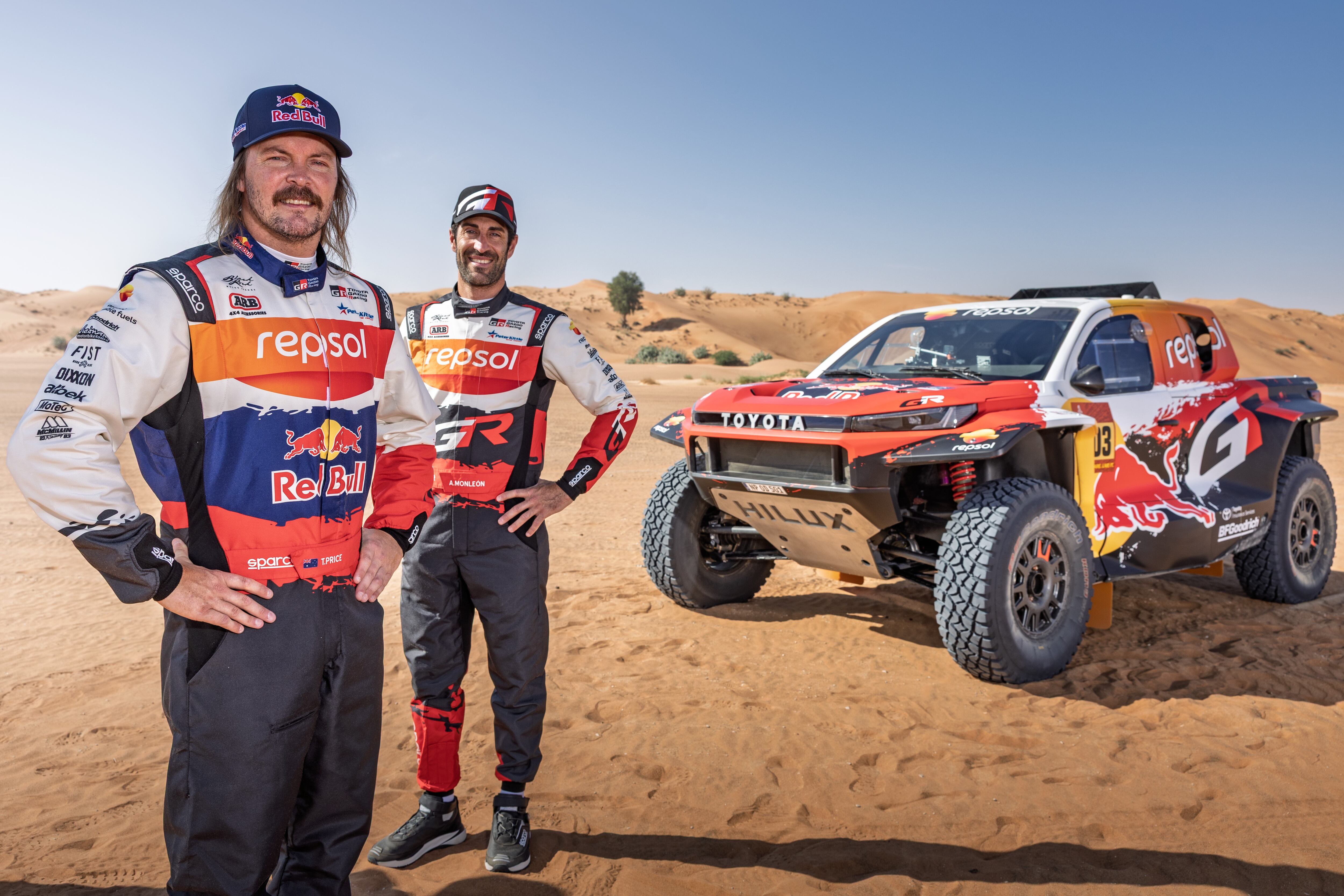 Toby Price y Armand Monleón, junto al Toyota del Gazoo Racing.