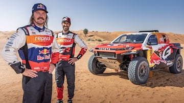 Toby Price y Armand Monleón, junto al Toyota del Gazoo Racing.