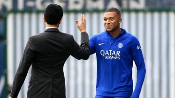 Paris Saint-Germain's French forward Kylian Mbappe greets Paris Germain's Qatari president Nasser Al-Khelaïfi (L) ahead of a training session on the eve of the UEFA Champions League football match between Paris Saint-Germain and Juventus Turin in Saint-Germain-en-Laye outside Paris, on September 5, 2022. (Photo by FRANCK FIFE / AFP)
