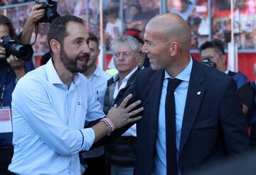 Soccer Football - Liga Santander - Girona vs Real Madrid - Estadi Montilivi, Girona, Spain - October 29, 2017   Girona coach Pablo Machin and Real Madrid coach Zinedine Zidane before the match  