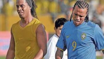 <b>ASFIXIADOS. </b>Ronaldinho y Luiz Fabiano se dirigen al vestuario sofocados al descanso del partido.