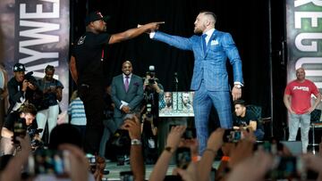 Floyd Mayweather y Conor McGregor presentan el combate en Toronto.