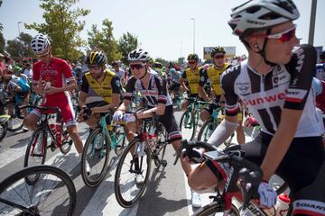 Los ciclistas esperan para empezar la tercera etapa de la Vuelta.