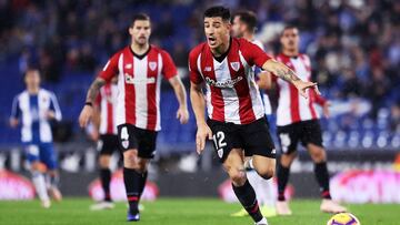 Iñigo Martínez detrás de Yuri Berchiche.