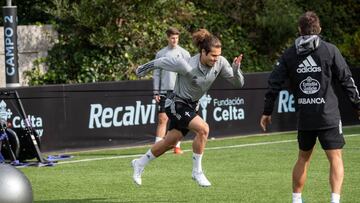 El canterano Miguel Rodríguez esprinta durante un entrenamiento del Celta en A Madroa.