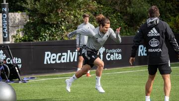 El canterano Miguel Rodr&iacute;guez esprinta durante un entrenamiento del Celta en A Madroa. 