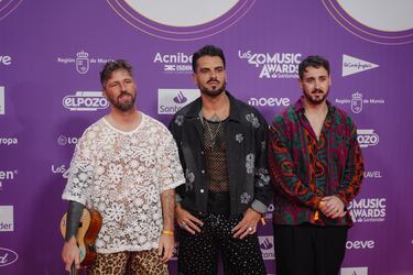 El grupo Bombai posa en la alfombra roja previa a la entrega de los Premios Los40 Music Awards Santander 2025.

