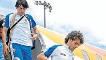<b>TENSIÓN FINAL. </b>Diego Milito y Aimar, a la llegada a Huelva: un empate lo pondrá en UEFA.