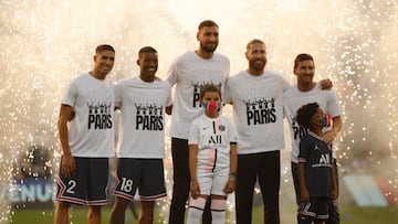 Fans at Parc de Princes cheered loud for Lionel Messi as he walked on the field before the game against Srasbourg to express his gratitude and excitement.